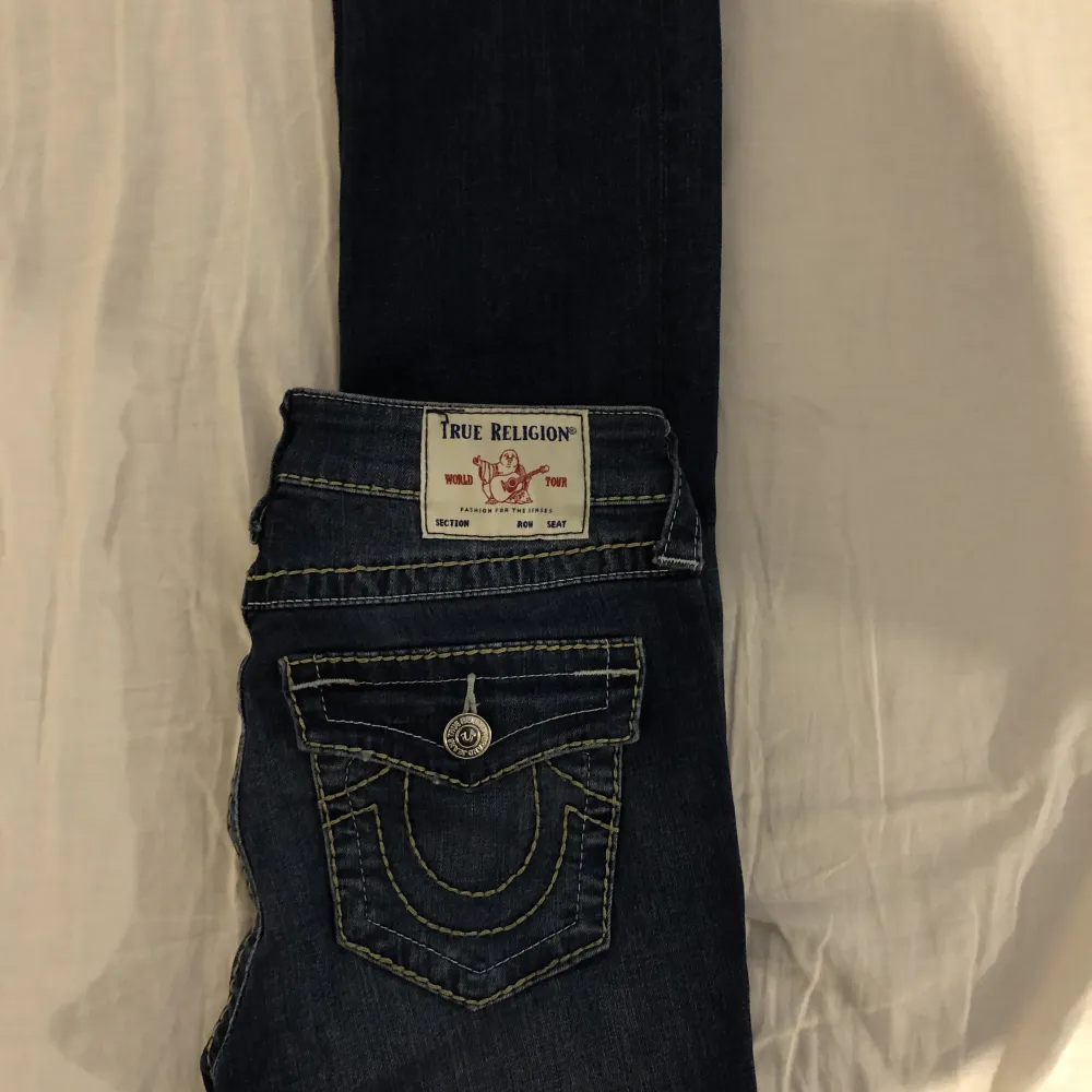 Jätte fina true religion mid rise jeans i strl 28. Säljer dessa jeans för att de inte passade mig i längden.. Jeans & Byxor.