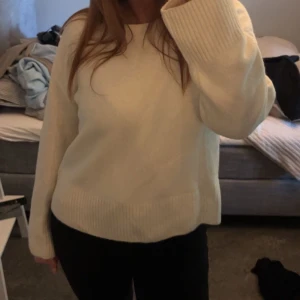 Vit stickad tröja - En vit stickad tröja från others and stories, strl M