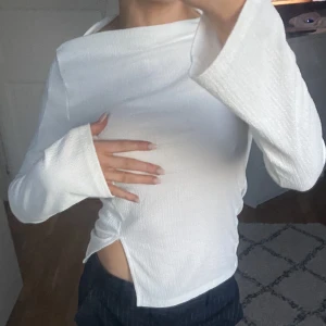 Vit långärmad Gina topp  - Tunn långärmad topp från Gina tricot men utskärning vid mudden. Använd 1-2 gånger 🫶