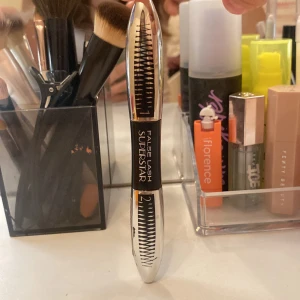 Mascara - Loreal False Lash Superstar mascara. Den gör fransarna långa och ger volym. Den ena sidan e primer o den andra mascara. Använd ett par gånger. Om man swishar utanför appen kan man få frakten för 15kr istället för 29kr