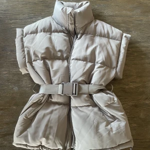 Väst från NAKD! - En perfekt beige/greige väst, med ett band i midjan (går även att ta bort). Använd en gång då jag flyttade utomlands. 