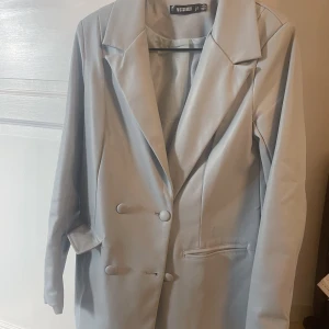 Ljusblå blazer PU - Ljusblå blazer i PU från Missguided, riktigt bra kvalitet! Stl 32 men är oversize i storleken så passar 32-36 skulle jag säga. Som ny 