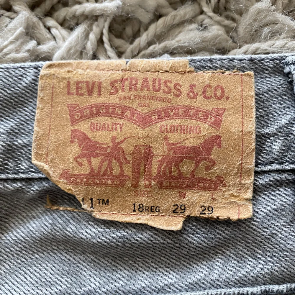 Säljer dessa levis jeans. Köpta second för 250kr lite mindre än ett år sedan. . Jeans & Byxor.