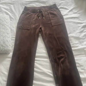 Juicy ccuture - Ett par bruna juicy couture byxor i storlek S  helt oslitna och inte andvända så mycket köpte för 1100.