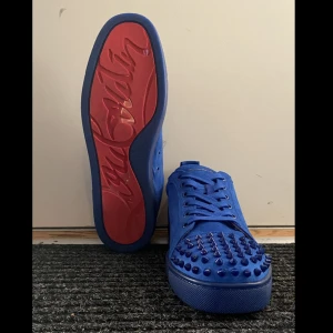 Christian louboutins - Riktigt feta kopior passar perfekt till ett para urtvättade svarta jeans eller grå Extra taggar plus box ingår. Vid fler frågor tveka inte om att höra av dig🤩