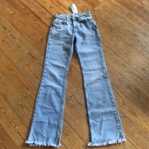 Jeans  - Säljer dessa jätte fina byxor från Gina säljer dom för dom var för långa i benen  Storlek 32 helt nya prislapp och kvitto kvar köpte för 499
