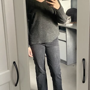 Stickad tröja - Säljer denna stickade tröja för att den är för stor för mig, fick den av min kusin. Skriv för fler bilder.