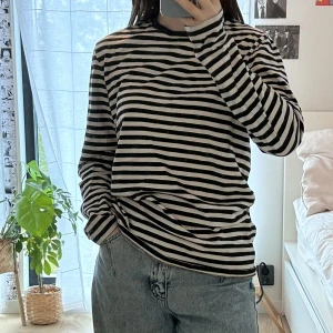 RANDIG TRÖJA - Fin randig tröja i bra skick! Den är lite oversize och skön!🖤🤍