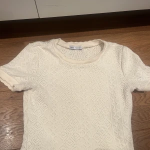 ZARA TOPP - En vit t-shirt från zara. Aldrig använd som ny. Säljer då den inte passa mig!💞💞