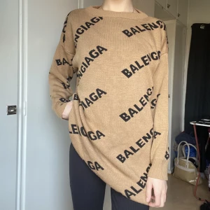 Balenciaga -  haft den i några år men den har mest legat i garderoben så nu letar jag ny ägare till detta guldkorn <3 Super skön tröja😍 pris kan diskuteras