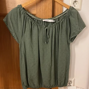 Mörk grön blus - Fin mörk grön blus i storlek 38 och använda ett fåtal gånger, en liten fläck i mitten av tröjan. Säljer för 100kr, kom med prisförslag 🖤🩶