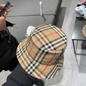 Burberry hatt, nytt skick knapppast använd. 