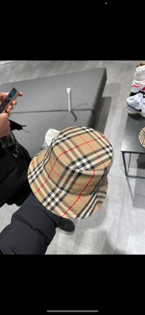 Burberry  - Burberry hatt, nytt skick knapppast använd. 