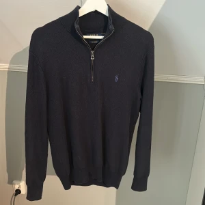 Ralph Lauren zip - Ralph Lauren zip i bra skick, köpt för 2000kr och inga skador. 