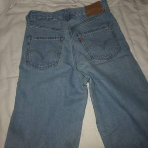 Nya och aldrig använda Levis jeans. Köpta i Levis butiken. För frakt står köparen de och ingen bytes tillbaks. Tar bara emot bud från seriösa köpare. 