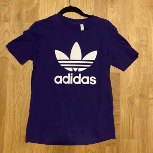 Lila adidas t-shirt  - Säljer min lila adidas t-shirt pga stilbyte😅 Den är i exakt samma mått som den andra gröna jag lagt ut, exakt samma tröja bara olika färger.