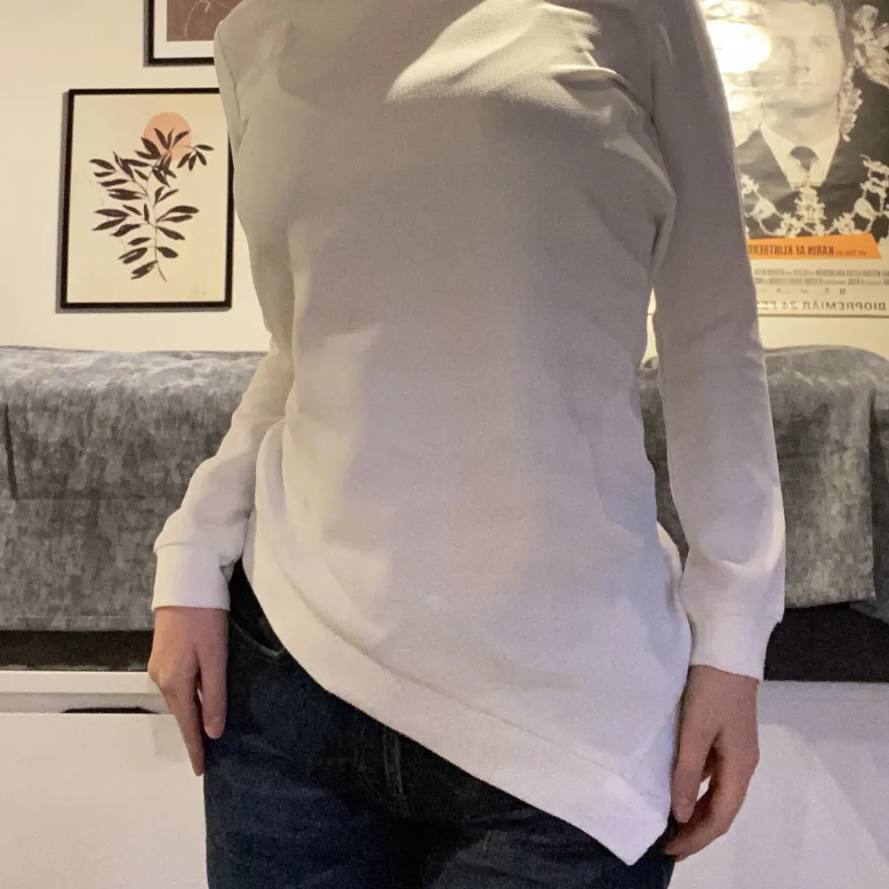 Jätte snygg, unik, vit långärmad tröja från Forever21! Lätt att sy in om man vill göra det, jag hade gjort det men tog bort det för att sälja! Tre fläckar på framsidan som knappt syns och som kan tvättas bort! Perfekt för hösten och vintern🍁🤍❄️. Hoodies.