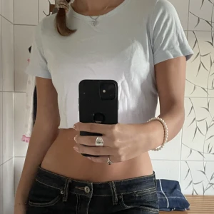 Tröja  - Ljusblå croppad t-shirt 🎀