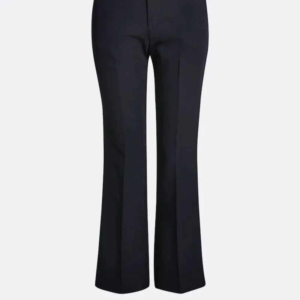 Svarta splitter nya Vera-kostymbyxor från bikbok. Ord pris 499. Säljs pga kom ej till användning och kvitto har slängts.  Säljer för 400kr inklusive frakt står jag för. . Jeans & Byxor.