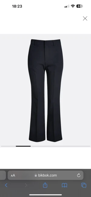 Svarta kostymbyxor ”Vera- Bikbok” - Svarta splitter nya Vera-kostymbyxor från bikbok. Ord pris 499. Säljs pga kom ej till användning och kvitto har slängts.  Säljer för 400kr inklusive frakt står jag för. 