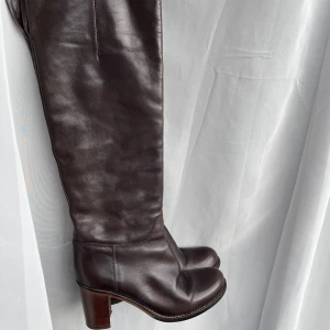 Bruna Läder stövlar med foder - Bruna läder stövlar utan dragkedja med pälsfoder inuti, perfekt för höst/vintersäsong! 🫶🏼 Stövlarna är från märket Vero Cuoio  Storlek 39 