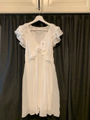 Studentklänning - Vit klänning aldrig använd! Lapp kvar 