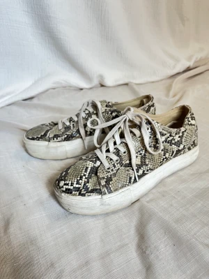 Sneakers - Sneakers med ormskinns print. 