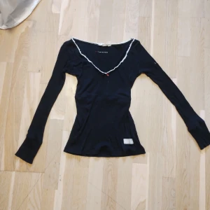 Svart Vintage tröja!  - Köpt på en vintage second hand! Säger för att den inte kommer till användning💖 