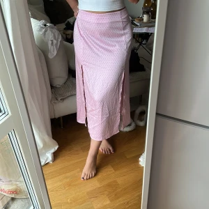 Silkeskjol från H&M  - Silkeskjol med 2 slits från H&M.