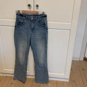 Mid waist jeans från Gina 