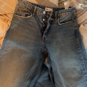 Zara jeans straight - Straight midwaist zara jeans strl 36. Säljer pga för små och aldrig använda! så nyskick
