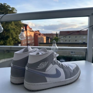 Skor - Sjukt fina skor!! Säljer för att de inte kommer till användning tyvärr… lite för stora för mig😩 storleken är som 39