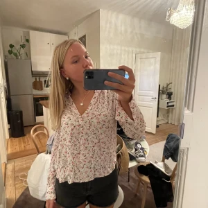 Sommarblus  - Säljer min supersöta somriga blus från zadig & Voltaire då jag använder den för lite än vad den förtjänar🔥använd någon gång i LA men inte mer. Passar på mig som normalt är storlek M men är osäker på om det är S eller M. Supersöt och har långa ärmar!!!