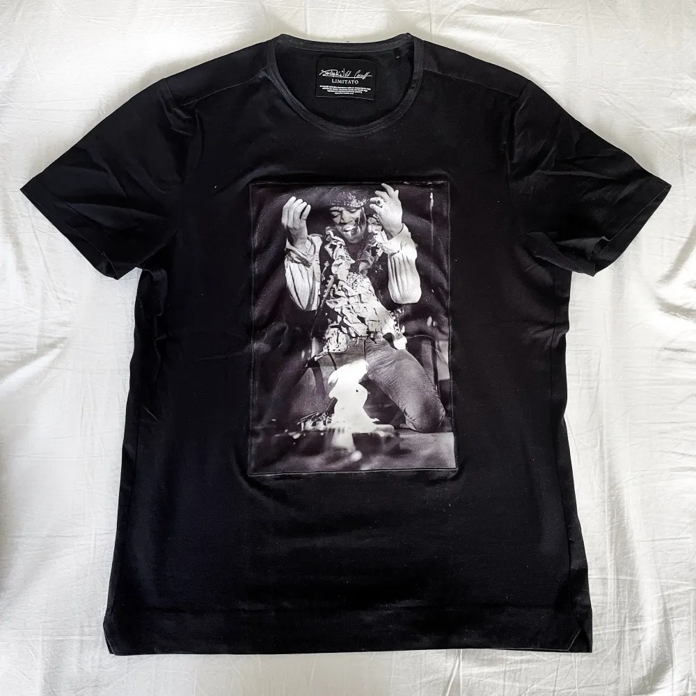 Svart Limitato T-shirt med Jimi Hendrix som motiv. Storlek M. Nästintill oanvänd, skick 9/10. Box med innehåll tillkommer.. T-shirts.
