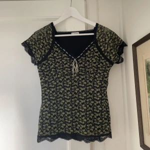 topp - söt vintage topp. Fint skick, inga defekter. Står storlek S i den, men skulle säga att den sitter mer som en M😍