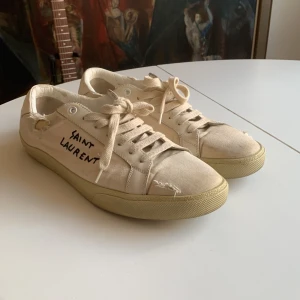 Saint Laurent Court Classic - Säljer mina SLP White Courts. Tecken på användning finns. Notera dock att slitmärken kommer med ett nytt par. Skorna är förövrigt jävligt bekväma. Köpta i USA. Nypris: ca 7000 SEK. Storlek: 44  Inga bytesförslag tack🙏