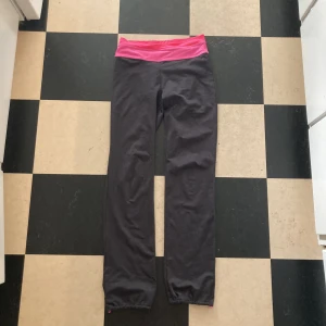 low waisted byxor - dom här super snygga victoria secret liknande yogapants men från hm. stretchiga.