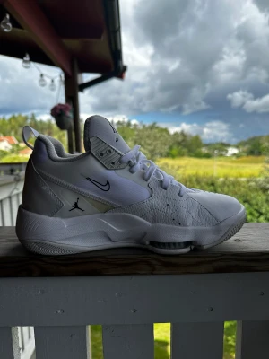 Nike Jordan ZOOM 92 White Camo - Säljer mina skor vilket är i mycket fint skick och knappt använda pga att storlek var lite för liten för mig….  Skorna har legat i förrådet, så det var nu dags att göra sig av med dom.