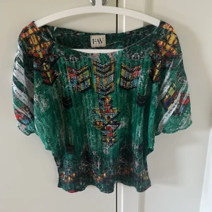 Grön topp - Grön topp med färgglatt mönster och rhinestones