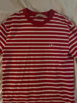 Maison Kitsuné - Säljer långärmad tröja i jätte bra skick. Endast använd 1 gång. Priset kan diskuteras och köparen står för frakten❤️köpt för 1500 på NK.