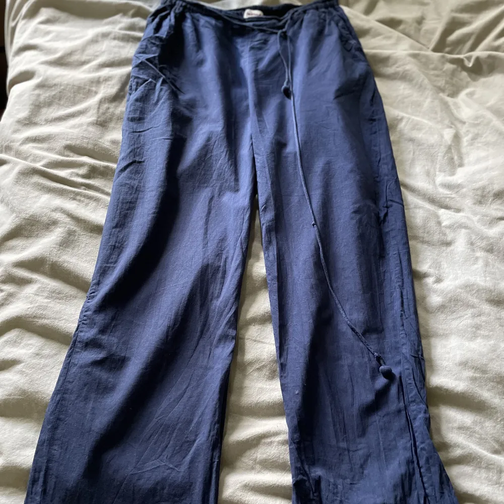 Mörkblå linne byxor . Jeans & Byxor.