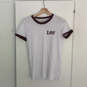 Lee t-shirt - En äkta Lee tröja i äldre model, vinröd runt halsen och armarna. Knappat använd, köpt på SomNytt. Pris kan diskuteras.