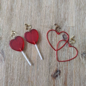 Örhängen  - Fina örhängen köpta i Japan. Clips, men man kan säkert göra om dom till vanliga örhängen med. 