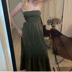 Säljer denna fina långklänning från Zara som köpfest förra sommaren. Klänningen är i nyskick. Den är öppen i ryggen😍(Lånad bild)