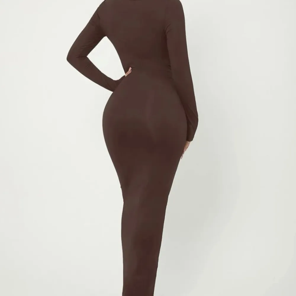 Superfin lång brun klänning i storlek xs 💗. Klänningar.