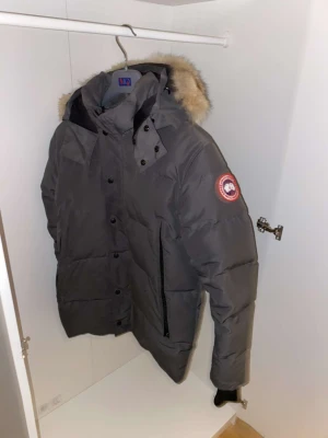 Canada goose  - Säljer min äkta Canada goose jacka! Den är sällsynt efter som att de inte säljer Canada goose me päls mer!