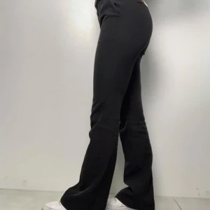 Kostymbyxor  - Jag säljer mina nya designbysi kostymbyxor i storlek xs🌷 säljs pågrund av att dom är lite för små för mig. Byxorna är i lång längd vilket innebär att dom även passar till långa! Väldigt bra skick då jag endast använd dom en gång⭐️