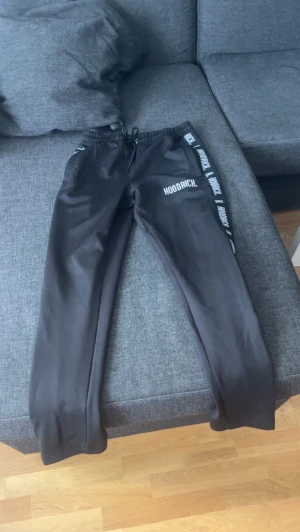 Hoodrich byxor  - Hoodrich byxor i nyskick. Säljs it längre