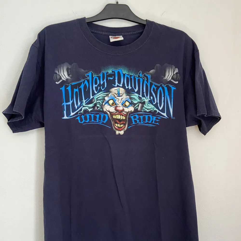 Säljer denna Harley-Davidson t-shirten, knappt använd och köpt secondhand. Storlek och pris kan diskuteras . T-shirts.
