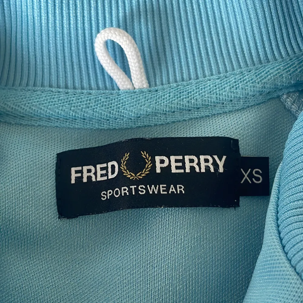 Fred Perry ziptröja stl xs Köpt på nk Pris 450 kr Använd ett par gånger men är i väldigt bra skick.. Tröjor & Koftor.